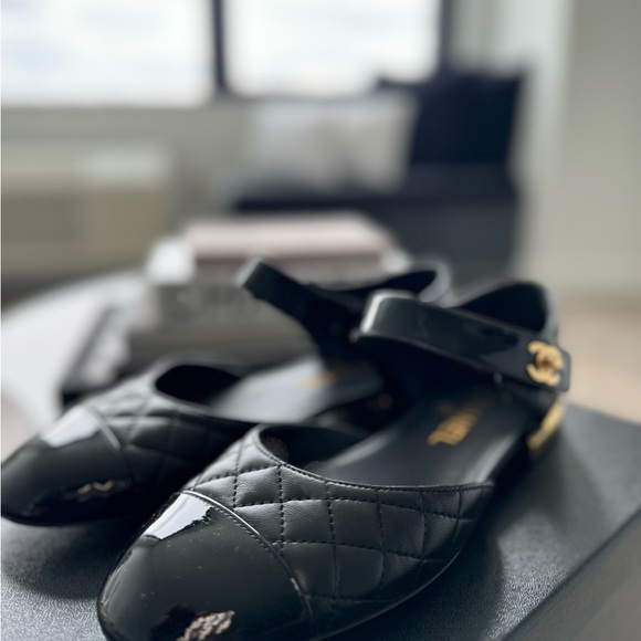 CHANEL Black MaryJanes - Picture 4 of 7